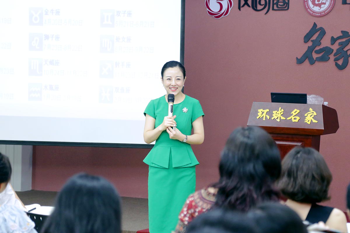 课堂上的逯瑶老师