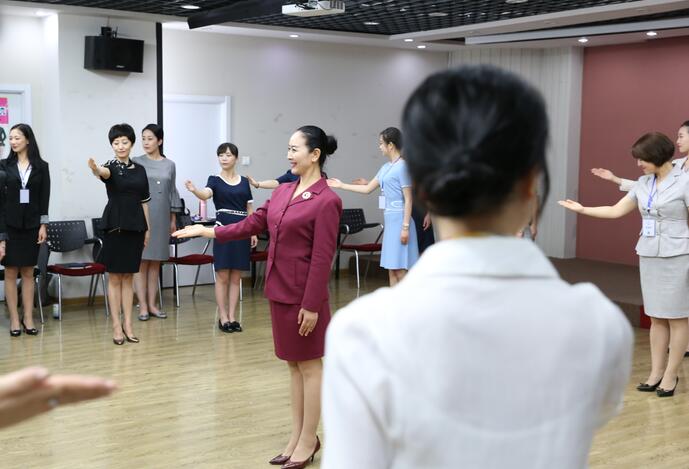 礼仪培训师自身的优雅仪态