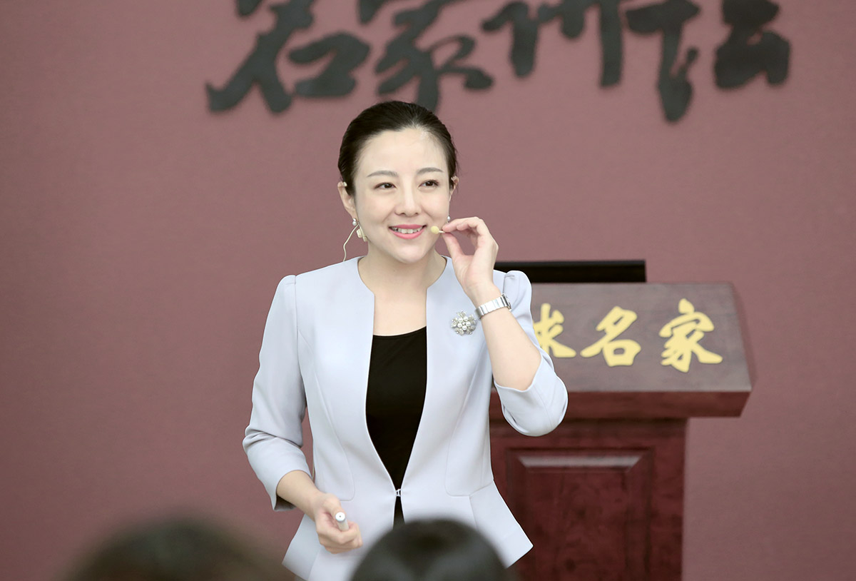 课堂上的逯瑶老师