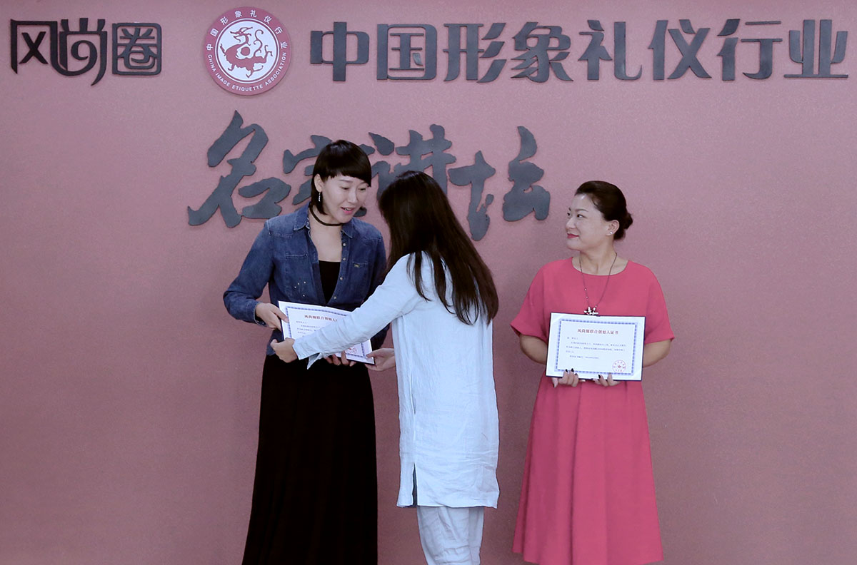 于焕新老师为两位女士颁发联合创始人证书
