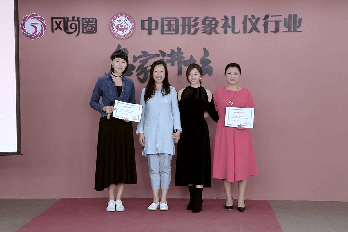 于焕新老师和两位联合创始人合影留念