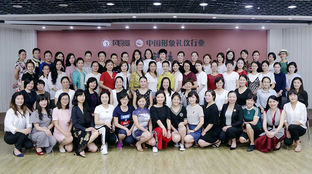 于焕新老师和受训学员合影留念