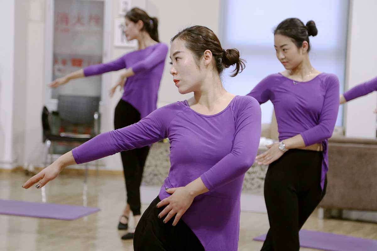 认真练习的同学