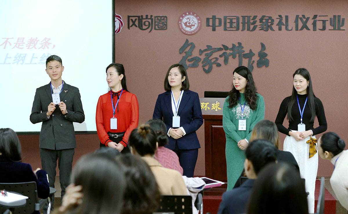 五位小组长做自我介绍