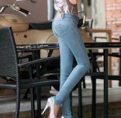 女生穿牛仔裤图片：美女们为什么喜欢牛仔裤