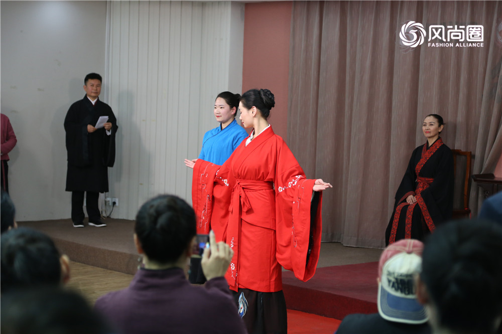 中华女子成人礼展示深衣