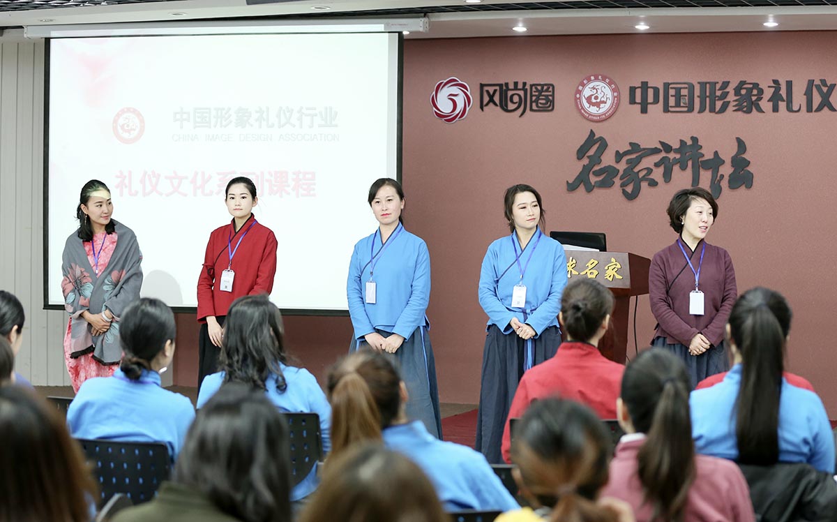 五位小组长做自我介绍