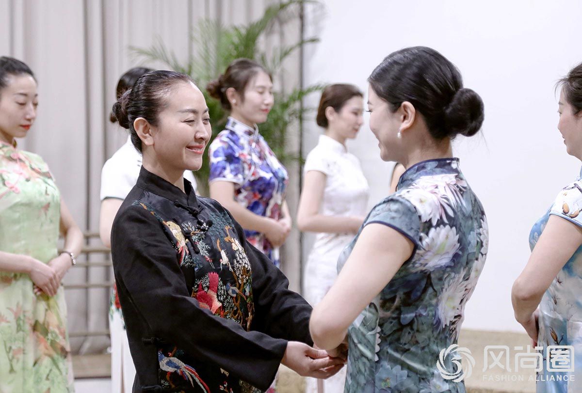 徐文波老师指导同学的训练动作