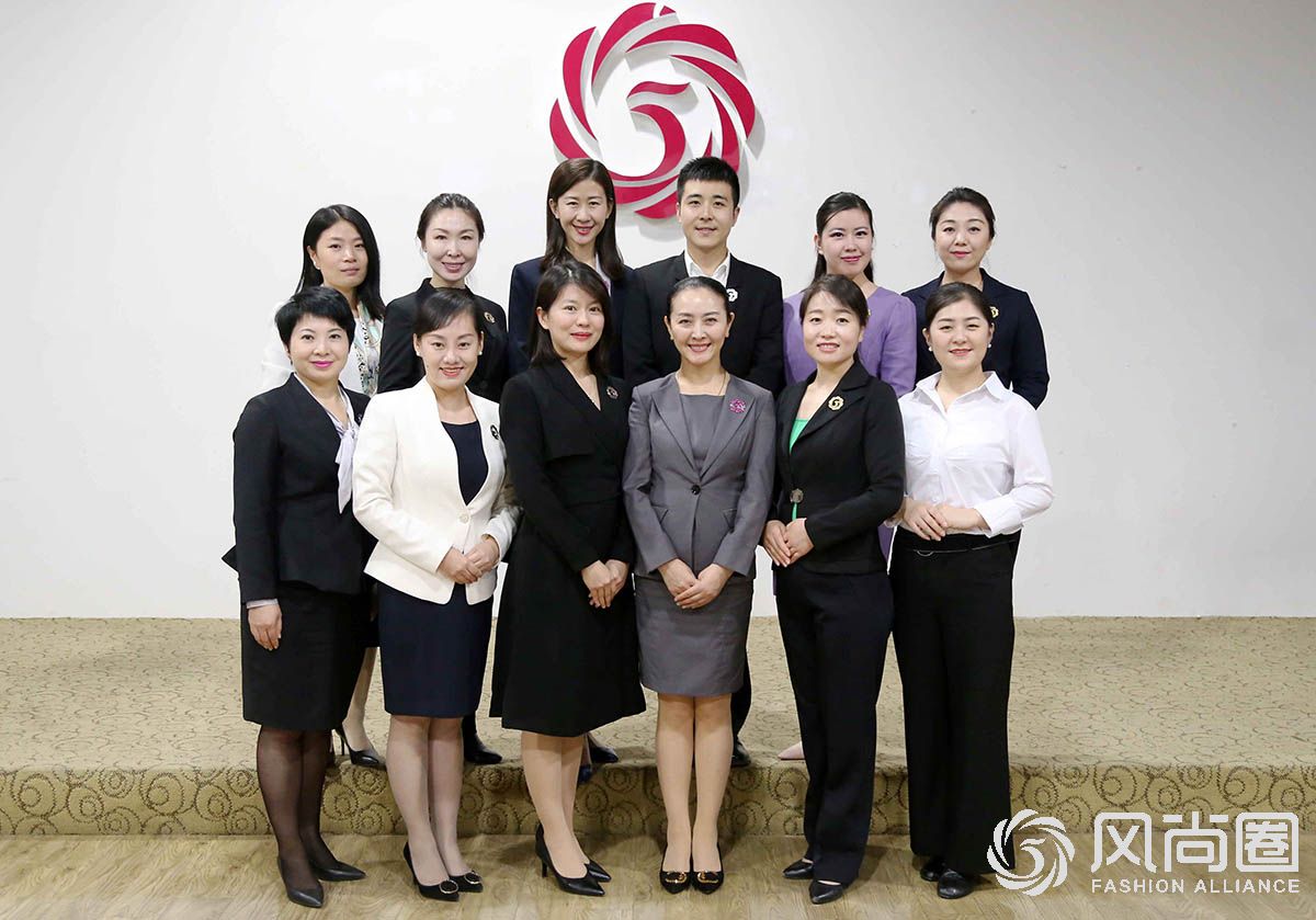 往届餐饮、银行、医护专业服务礼仪实训班结业合影