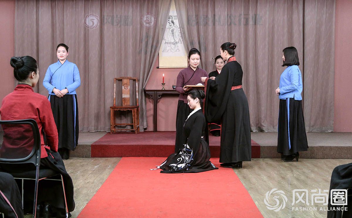 形象礼仪方面有疑问请到孔雀大厅来 