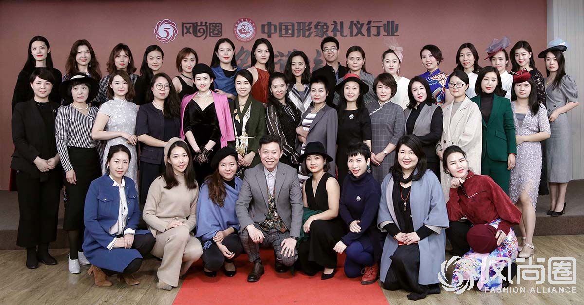 形象礼仪方面有疑问请到孔雀大厅来 