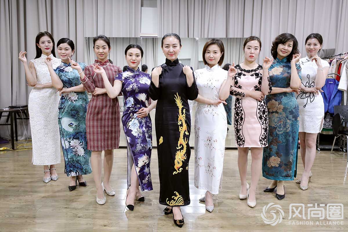 专业形体仪态训练营师生身着旗袍合影