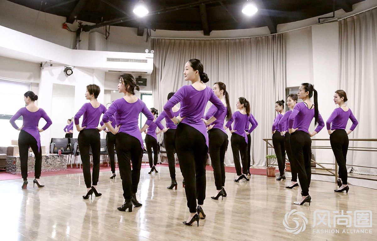 往届专业形体仪态训练营同学们优雅的训练身影