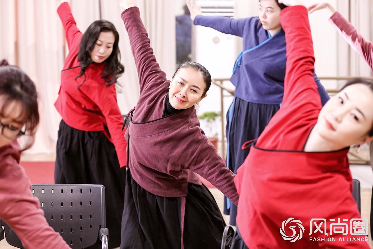 徐文波老师带领同学们练习汉服舞