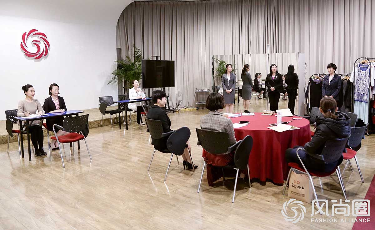 往届餐饮、银行、医护专业服务礼仪实训班实景模拟训练