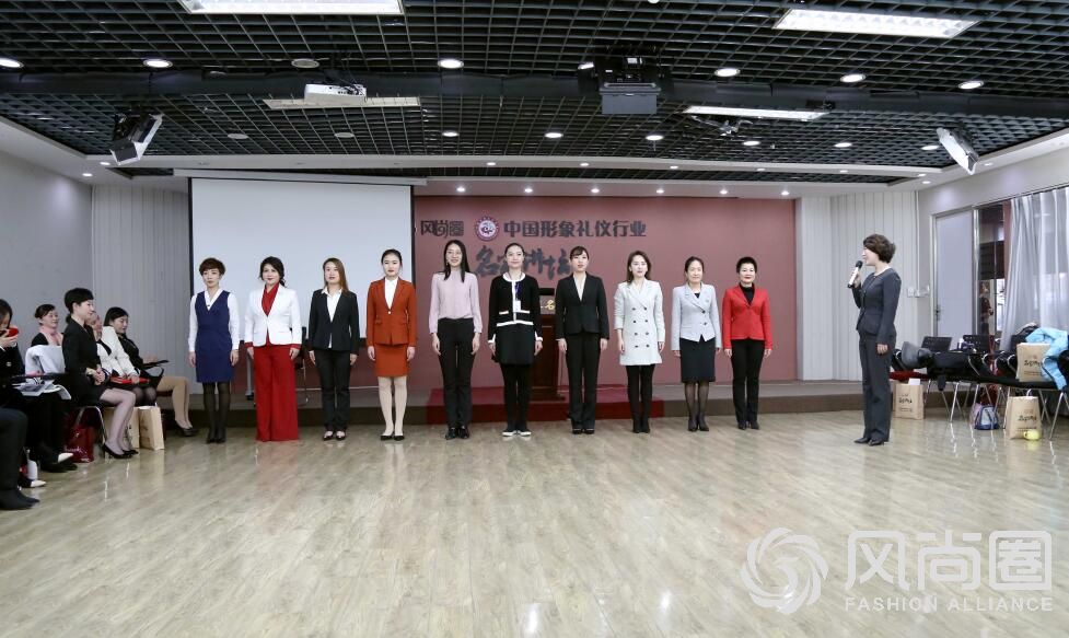礼仪培训师走姿礼仪