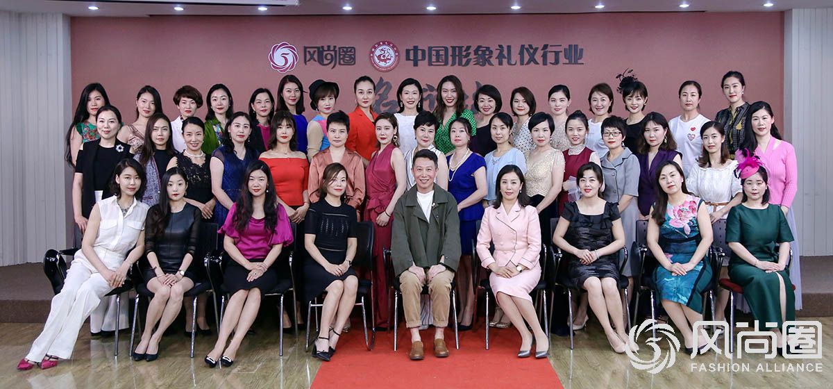 韩久九老师和形象管理师专业班同学们合影留念