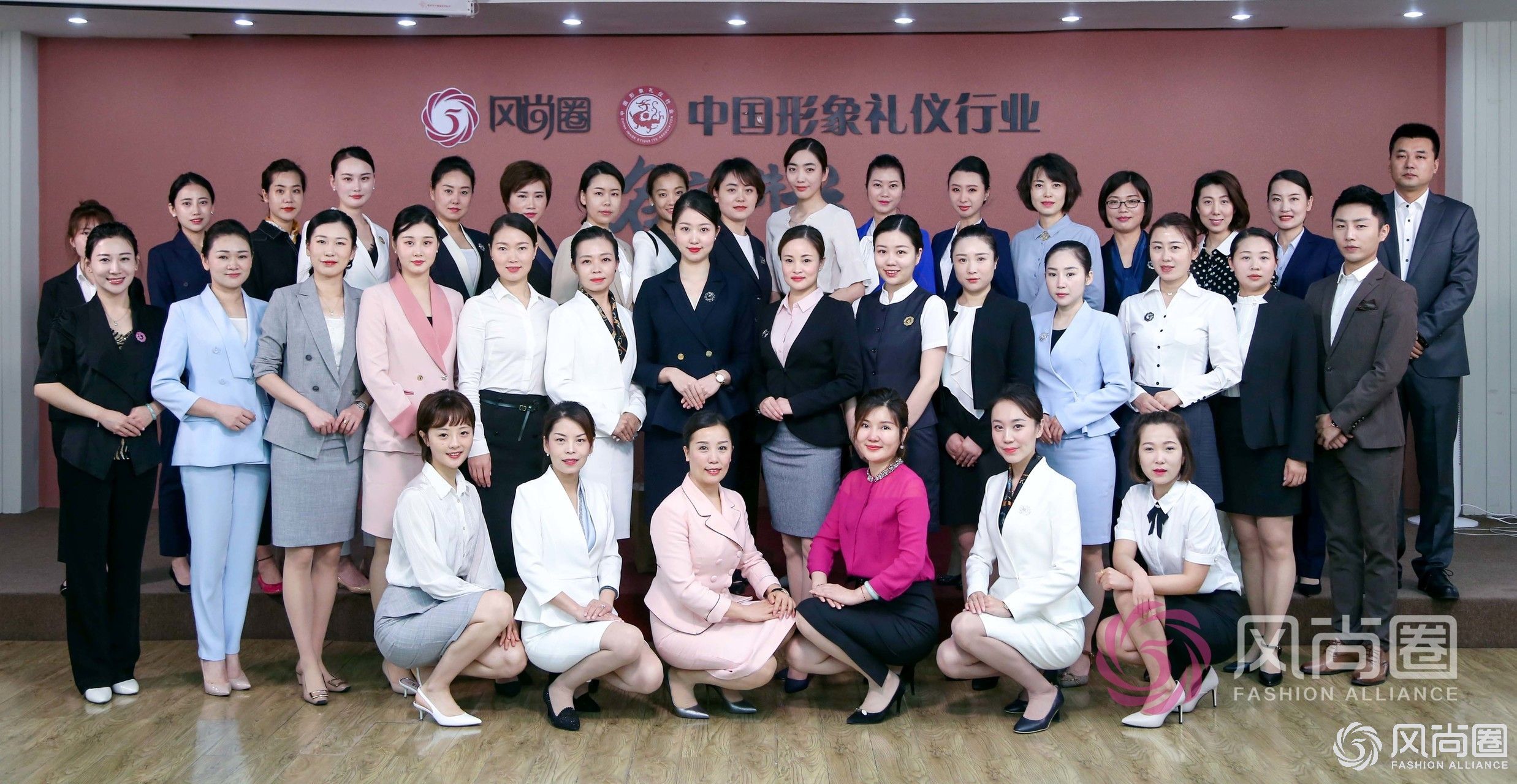 往届注册形象礼仪讲师班毕业合影