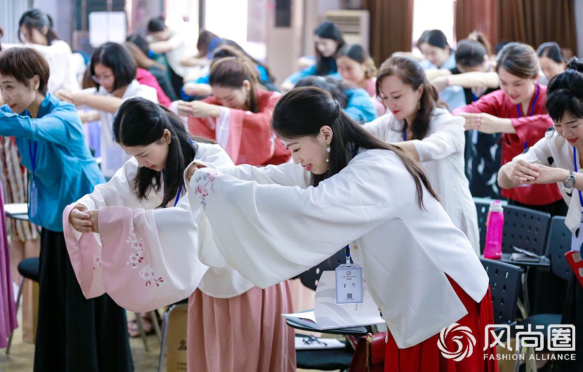 同学们正在练习中华传统礼仪