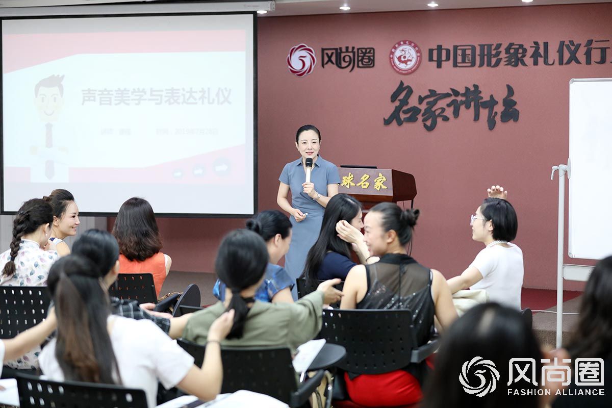 课堂上的逯瑶老师