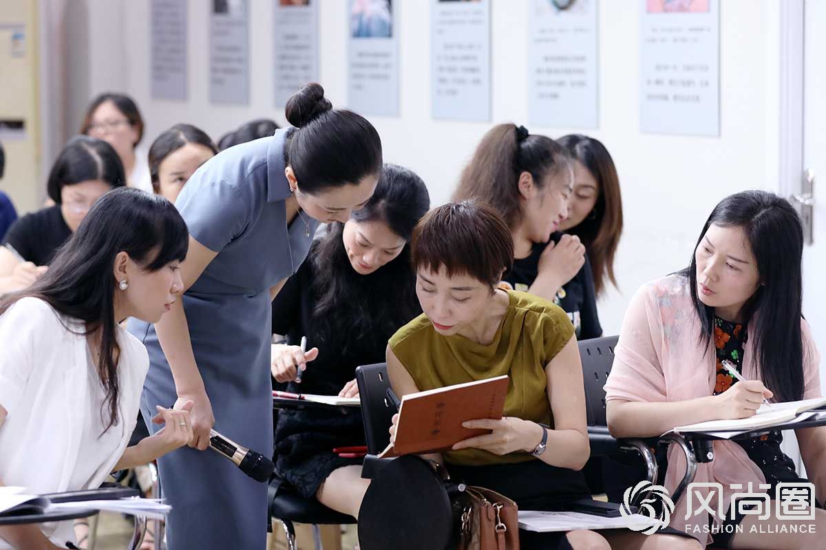逯瑶老师指导同学画思维导图