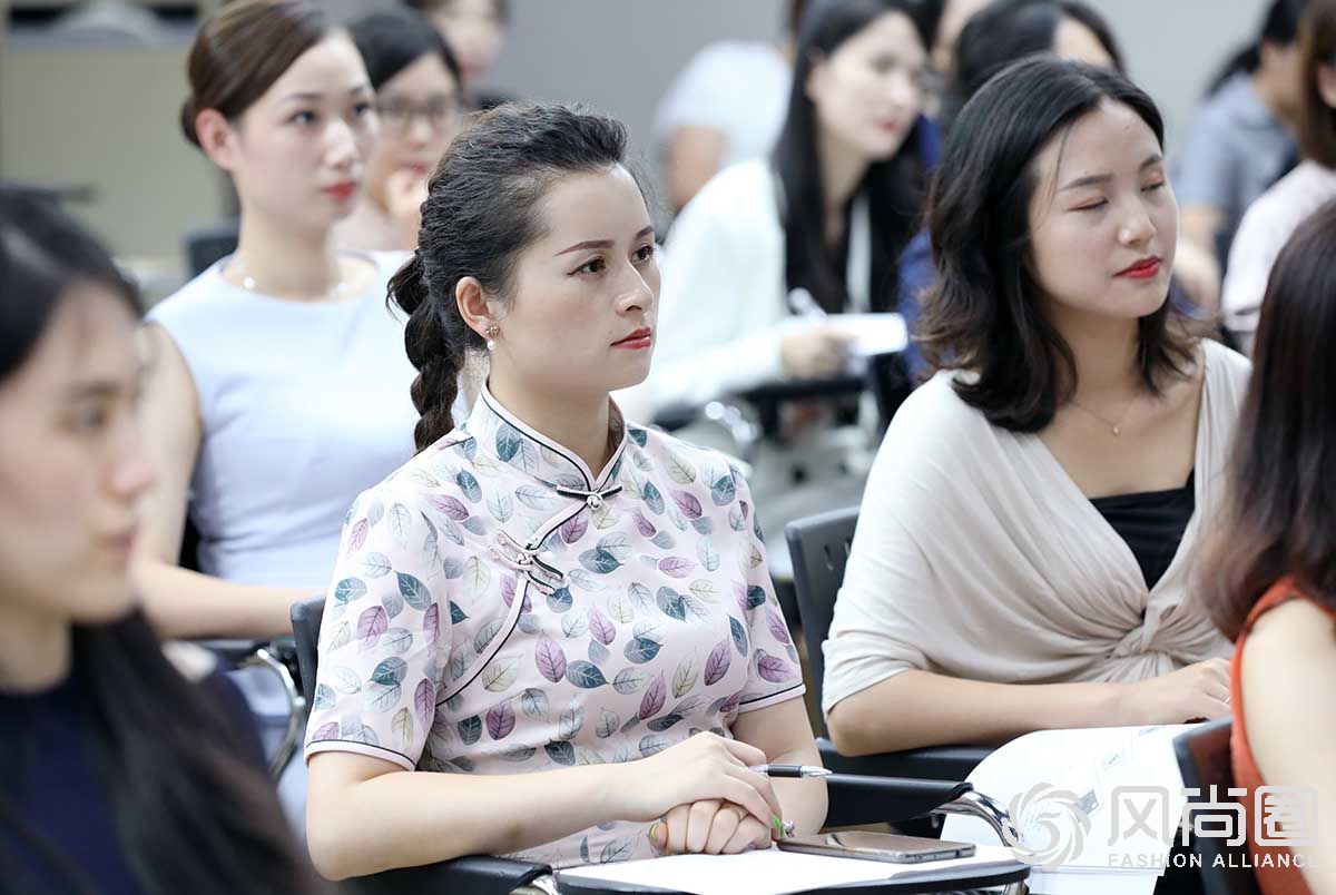 认真听讲的同学们