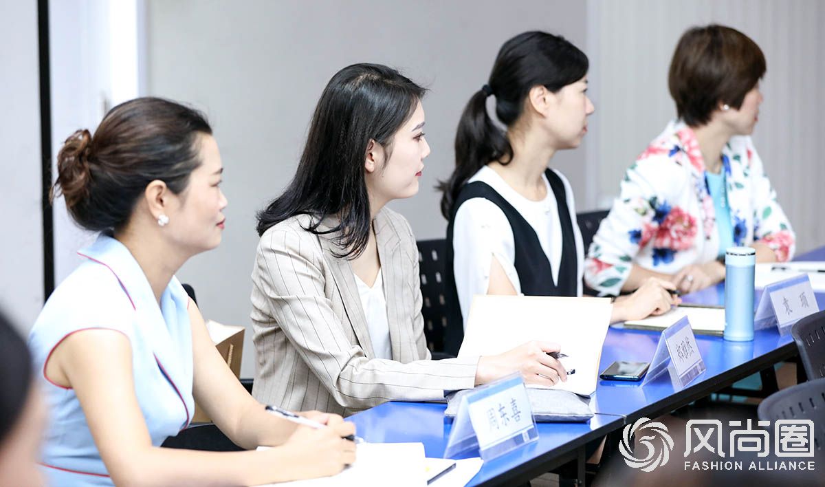认真听讲的同学们