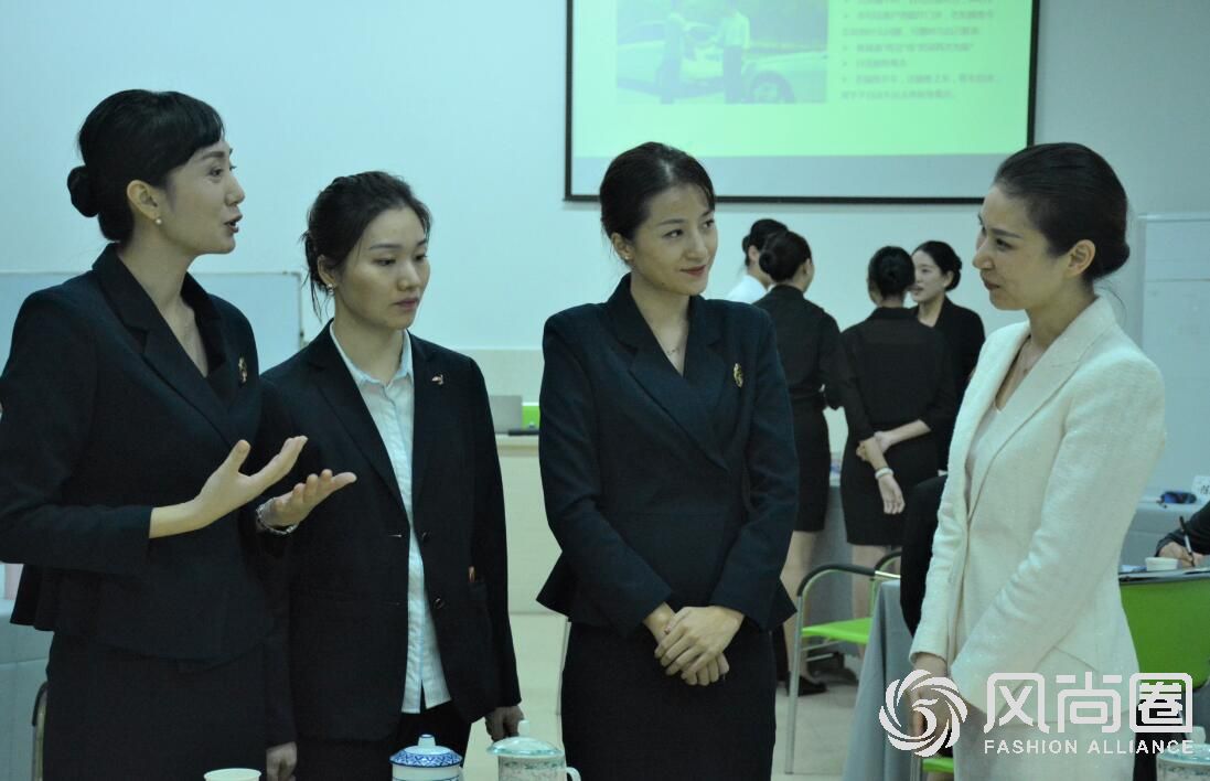 张颖婷老师讲解服务礼仪