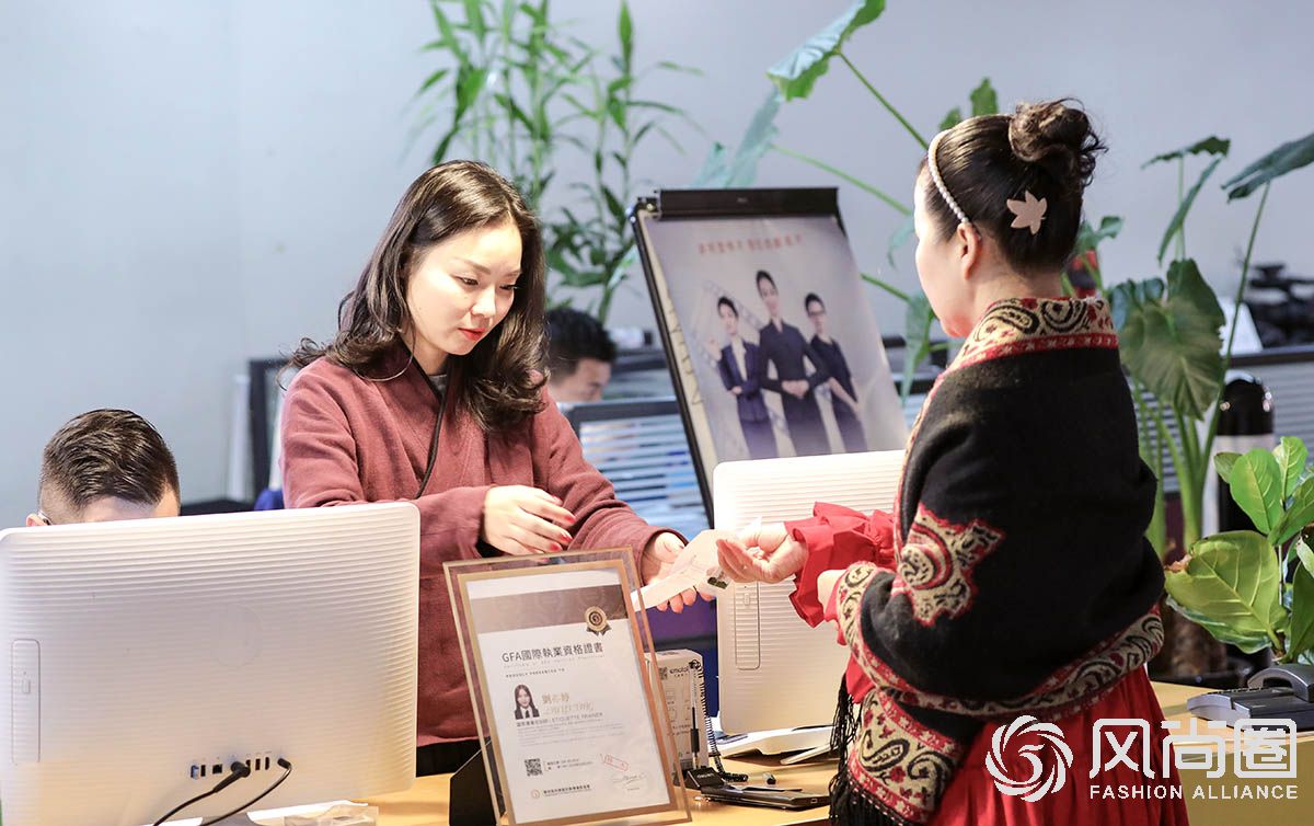 风尚圈工作人员协助同学办理报到手续