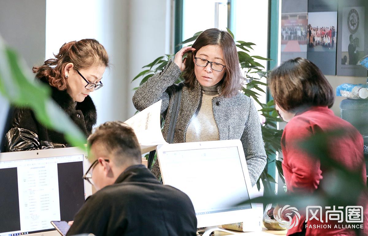 正在办理报到手续的同学们