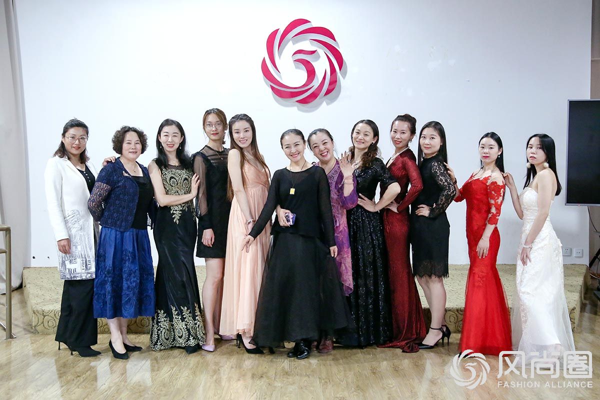 师生一起优雅合影