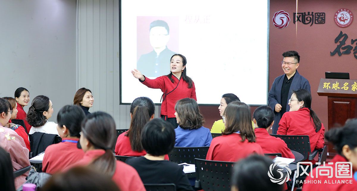 小组长向程老师介绍小组同学