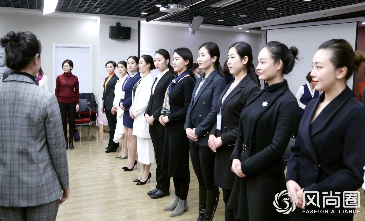 站姿礼仪培训