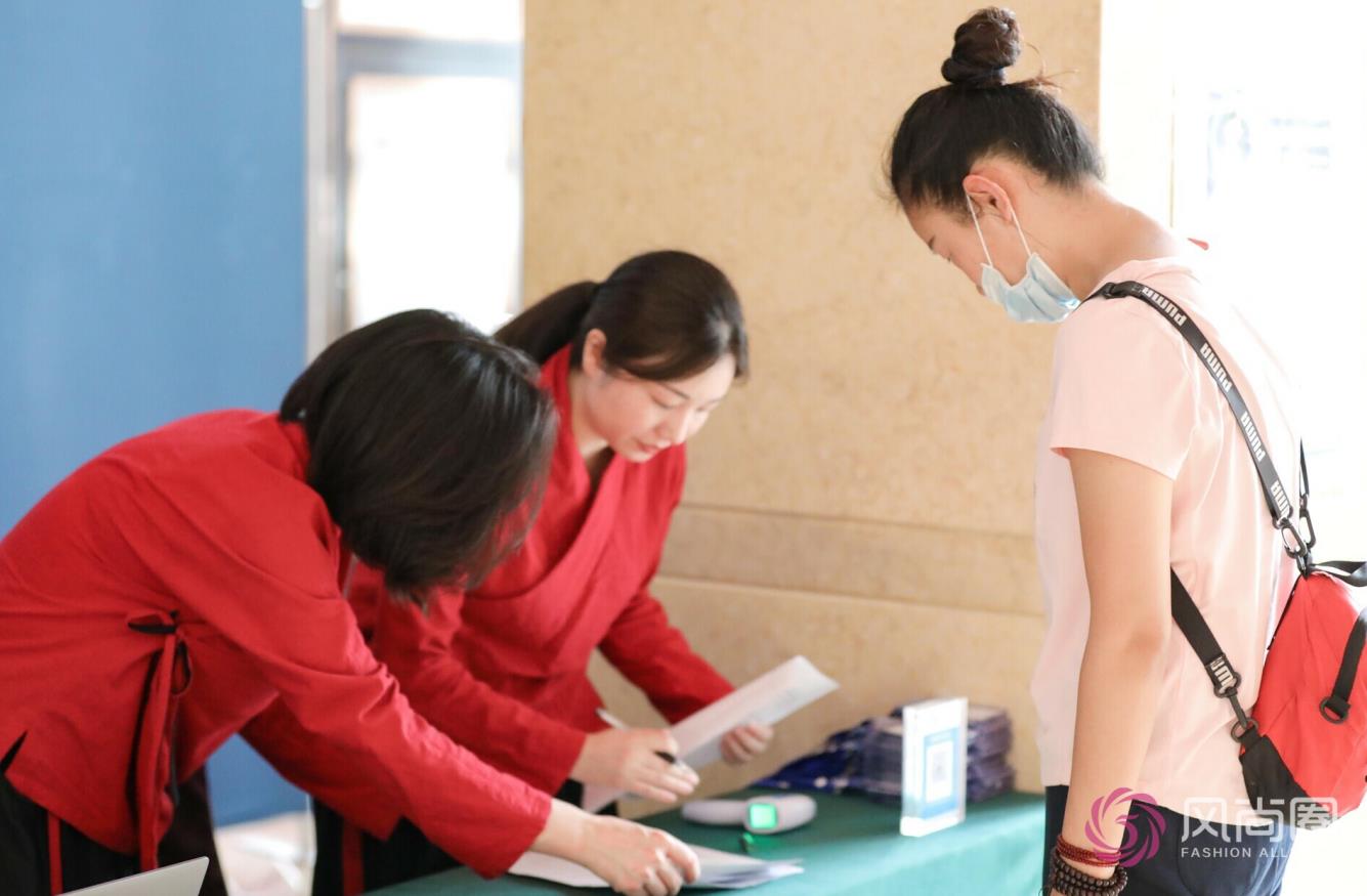 礼仪培训师报到