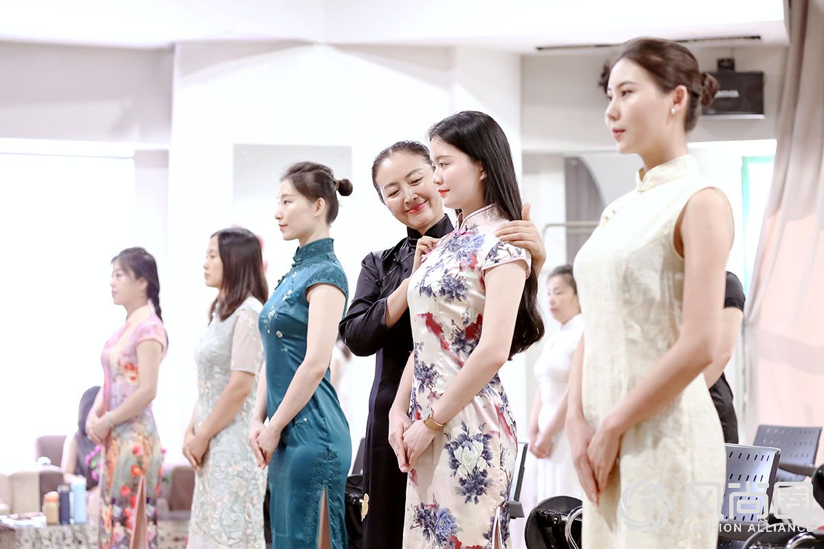 徐文波老师指导同学的旗袍仪态
