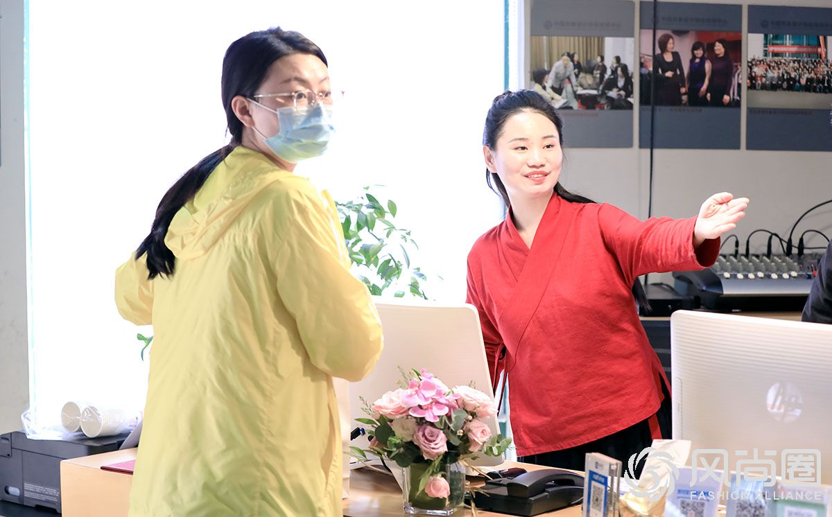 风尚圈工作人员协助新学员办理报到手续