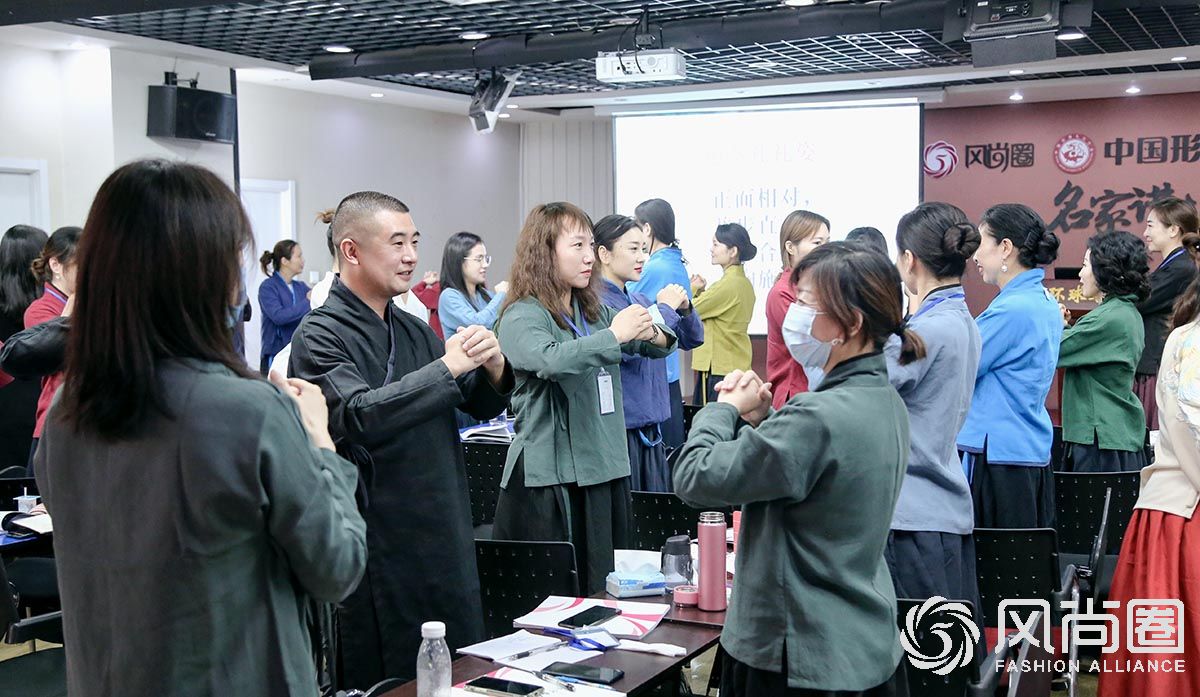 学习行礼的同学们