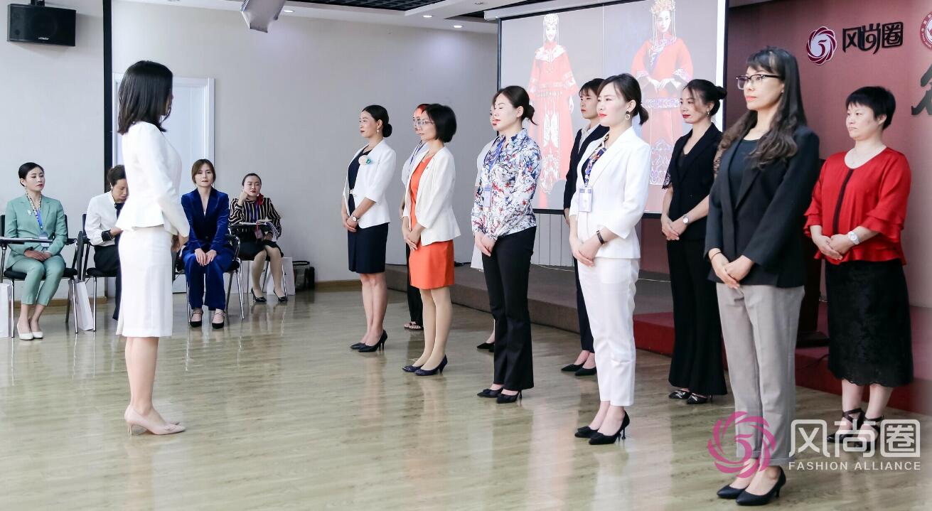 礼仪培训班分组练习