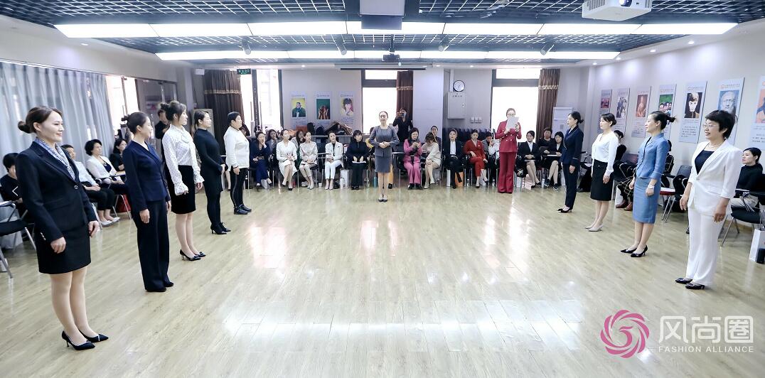 礼仪培训师徐老师