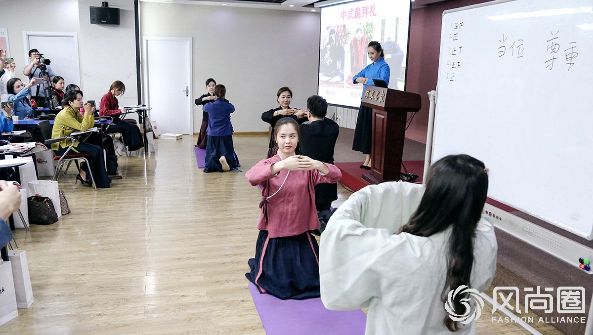 礼仪培训师训练营练习中华传统跪拜礼