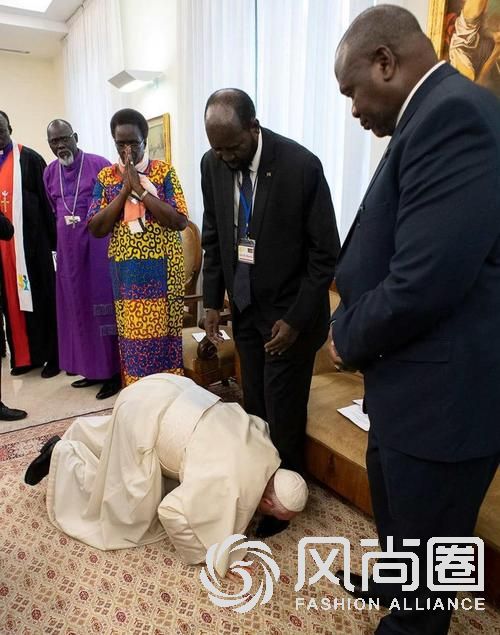 教皇方济各向南苏丹领导人下跪并亲吻对方的脚