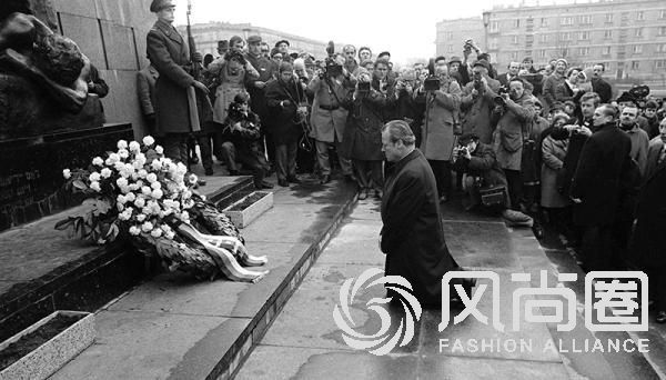 德国前总理维利・勃兰特华沙的死难者纪念碑前下跪