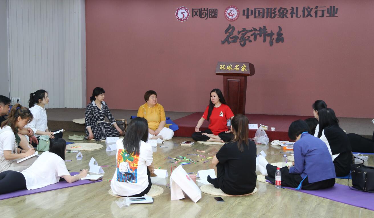 心灵成长培训班，在中国形象礼仪行业风尚圈培训中心开班