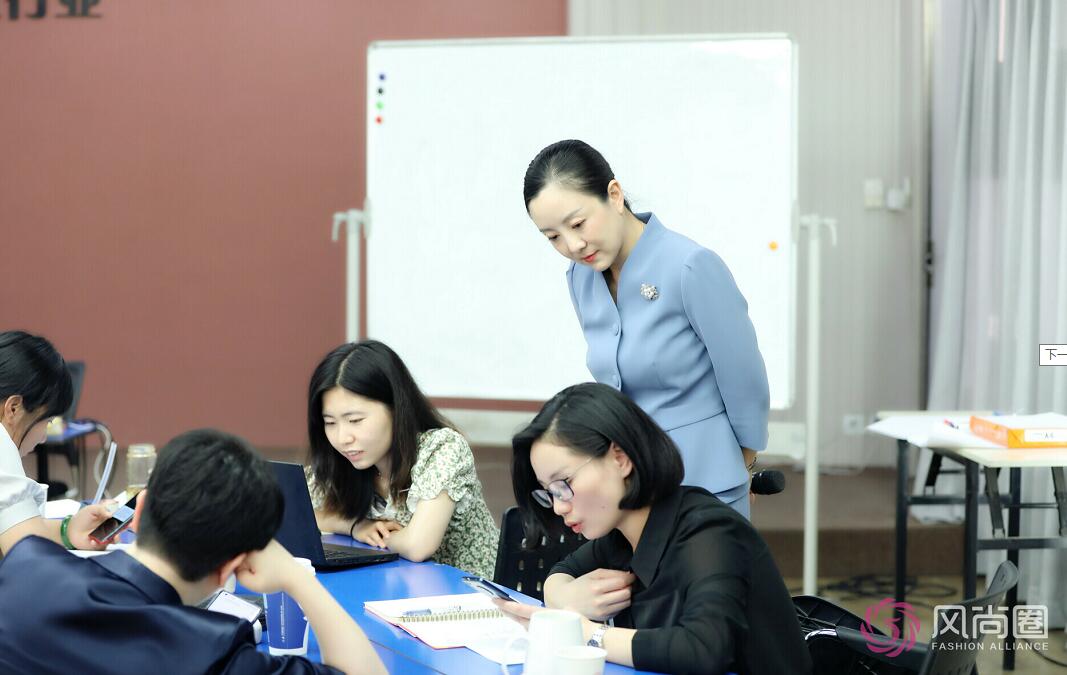 礼仪培训师互动