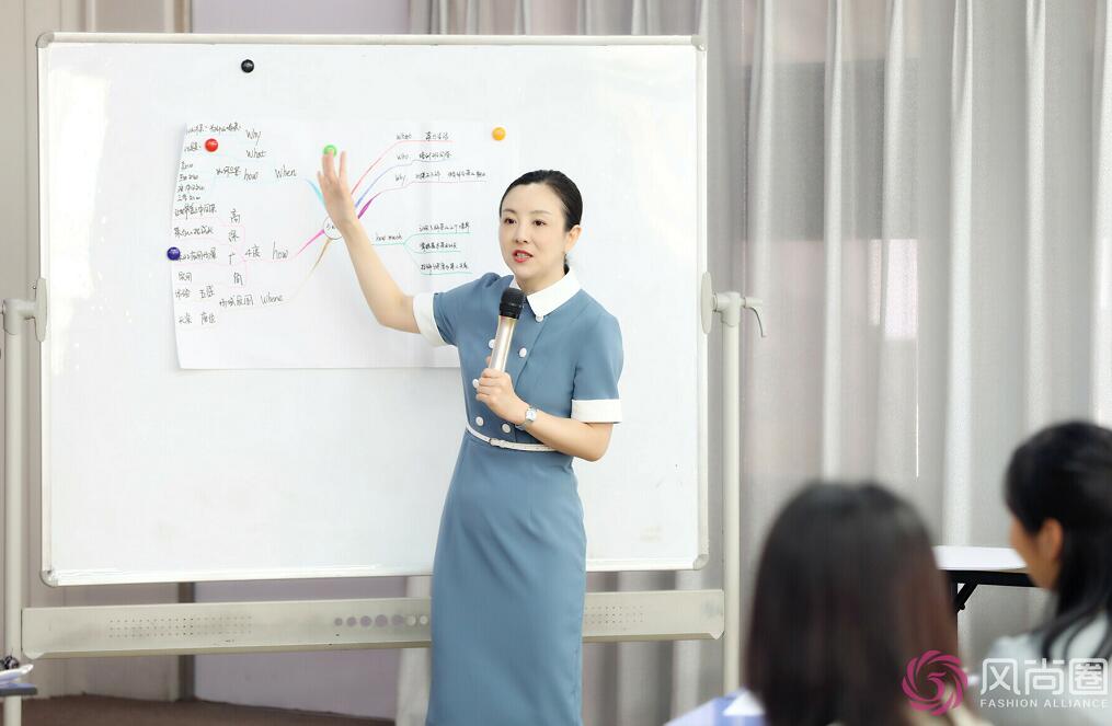 礼仪培训师逯瑶老师如何演讲