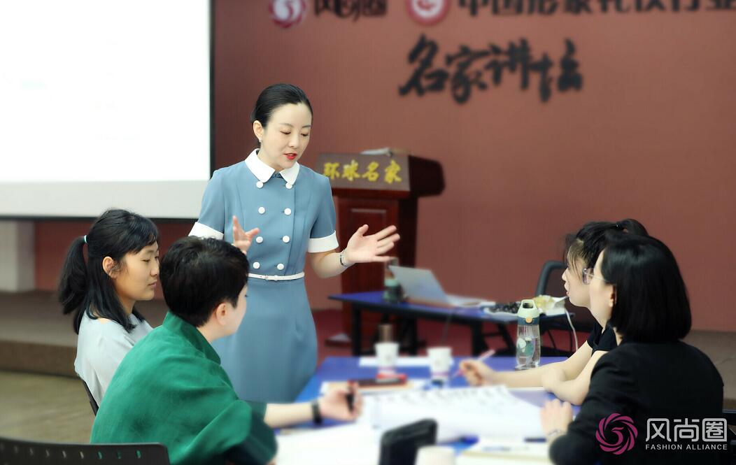 分组练习礼仪培训师