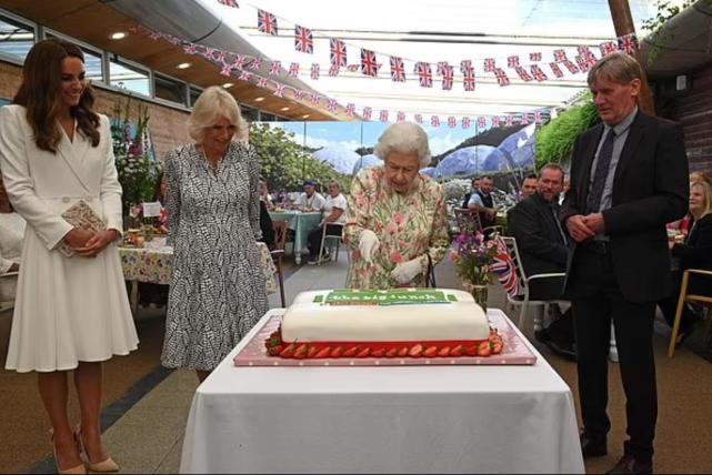 英国女王伊丽莎白二世用礼仪佩剑切蛋糕