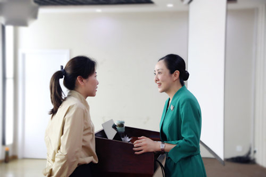 往届礼仪培训师学员与老师交流互动