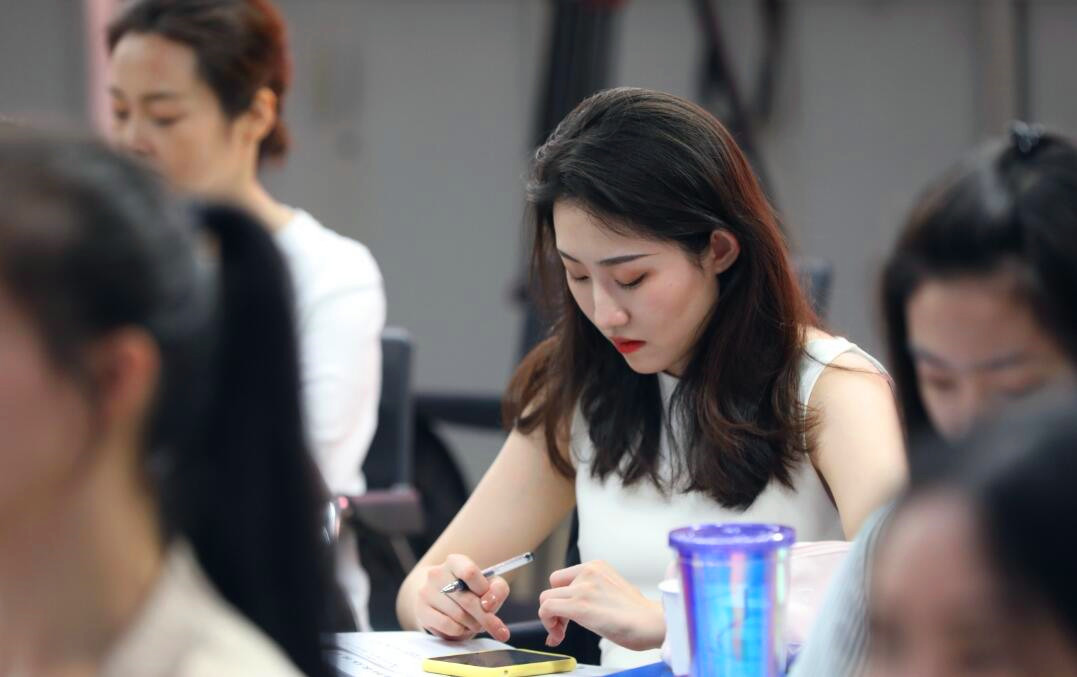 认真学习的礼仪培训师