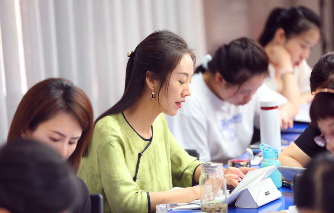 认真学习的礼仪培训师